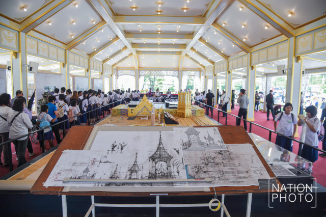 ประชาชนเข้าชมนิทรรศการ งานพระราชพิธีถวายพระเพลิงพระบรมศพ รัชกาลที่ 9