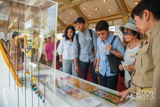 ประชาชนเข้าชมนิทรรศการ งานพระราชพิธีถวายพระเพลิงพระบรมศพ รัชกาลที่ 9