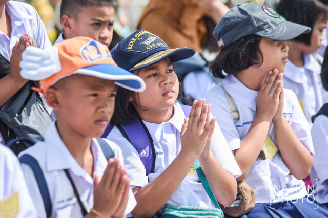 ประชาชนเข้าชมนิทรรศการ งานพระราชพิธีถวายพระเพลิงพระบรมศพ รัชกาลที่ 9
