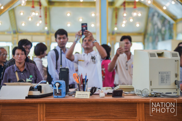ประชาชนเข้าชมนิทรรศการ งานพระราชพิธีถวายพระเพลิงพระบรมศพ รัชกาลที่ 9