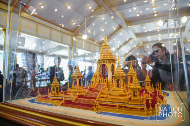 ประชาชนเข้าชมนิทรรศการ งานพระราชพิธีถวายพระเพลิงพระบรมศพ รัชกาลที่ 9