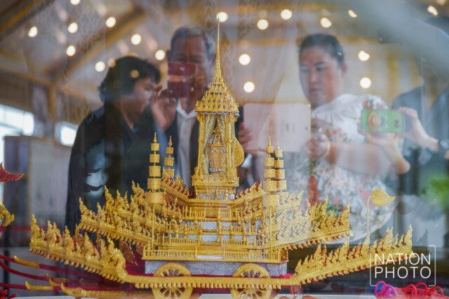 ประชาชนเข้าชมนิทรรศการ งานพระราชพิธีถวายพระเพลิงพระบรมศพ รัชกาลที่ 9