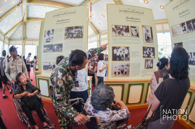 ประชาชนเข้าชมนิทรรศการ งานพระราชพิธีถวายพระเพลิงพระบรมศพ รัชกาลที่ 9