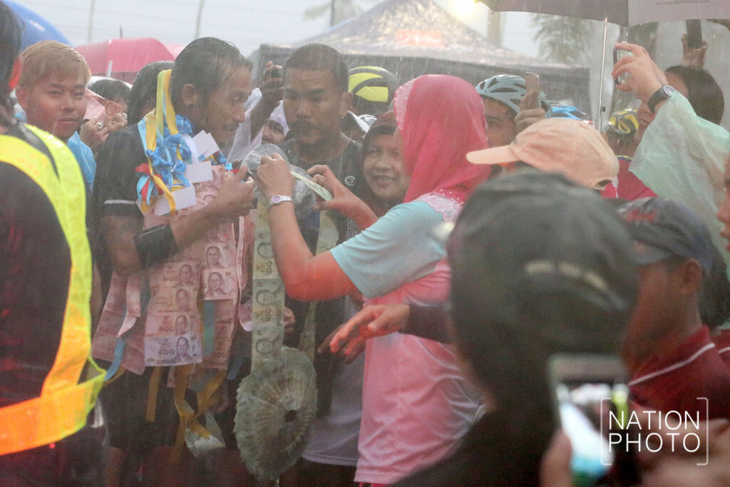 กรมอนามัย แนะ
ปชช.รอให้กำลังใจ "ตูน"
อย่าลืมดูแลสุขภาพตนเอง
หวั่น ฝนตก แดดร้อนจัด
เสี่ยงป่วยง่าย