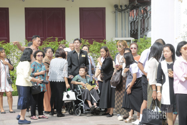 ปชช.เข้าสักการะพระประธานวัดราชบพิธ 
ที่บรรจุพระบรมราชสรีรางคาร ร.9