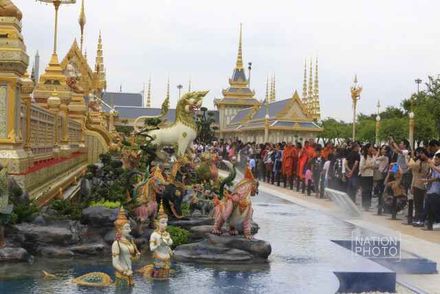 (ภาพชุด)ปชช.เข้าชมนิทรรศการพระเมรุมาศแน่น