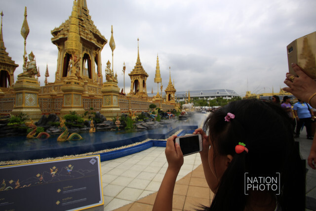 (ภาพชุด)ปชช.เข้าชมนิทรรศการพระเมรุมาศแน่น