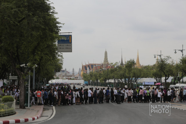 (ภาพชุด)ปชช.เข้าชมนิทรรศการพระเมรุมาศแน่น