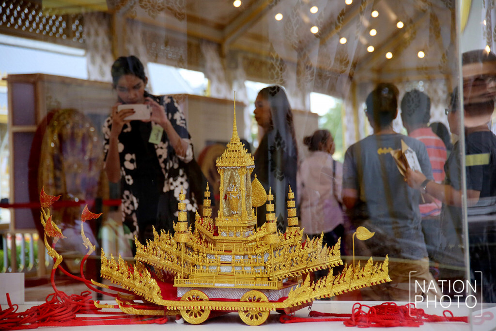ประชาชนเข้าชมนิทรรศการ งานพระราชพิธีถวายพระเพลิงพระบรมศพ ในหลวง ร.9 ประชาชนเข้าชมนิทรรศการ งานพระราชพิธีถวายพระเพลิงพระบรมศพ ในหลวง ร.9