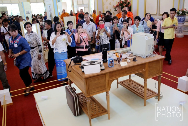 ประชาชนเข้าชมนิทรรศการ งานพระราชพิธีถวายพระเพลิงพระบรมศพ ในหลวง ร.9