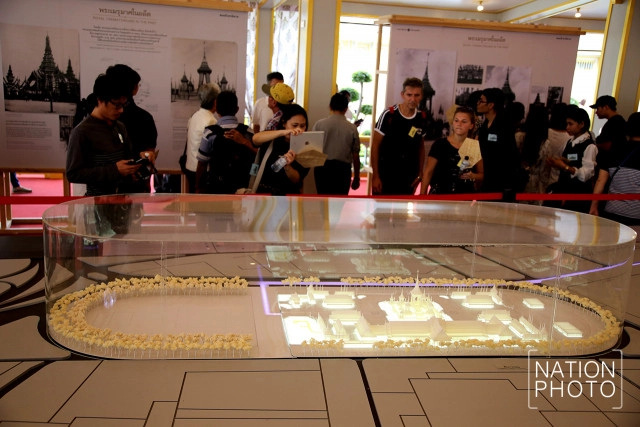 ประชาชนเข้าชมนิทรรศการ งานพระราชพิธีถวายพระเพลิงพระบรมศพ ในหลวง ร.9