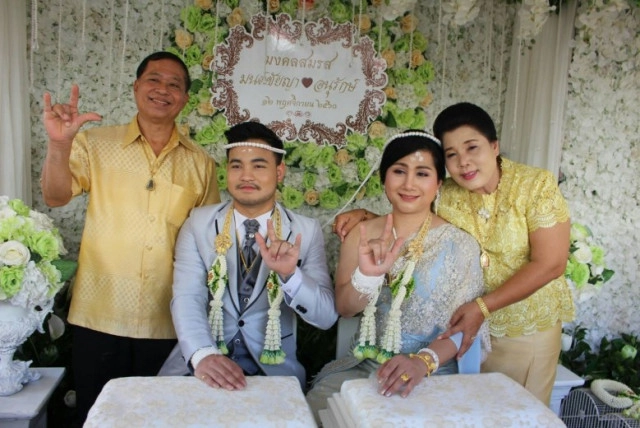 ฮือฮา!! งานมงคลสมรสชายแต่งชาย สินสอดกว่าล้าน