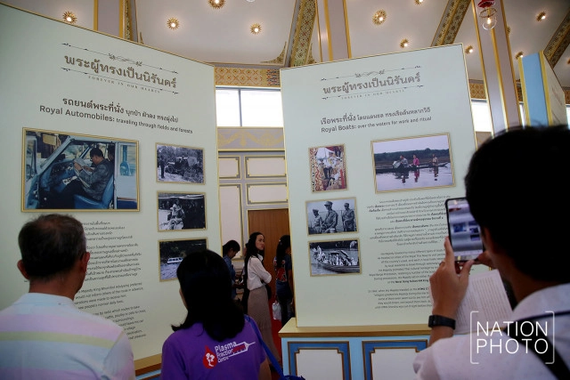 ประชาชนเข้าชมนิทรรศการ งานพระราชพิธีถวายพระเพลิงพระบรมศพ ในหลวง ร.9