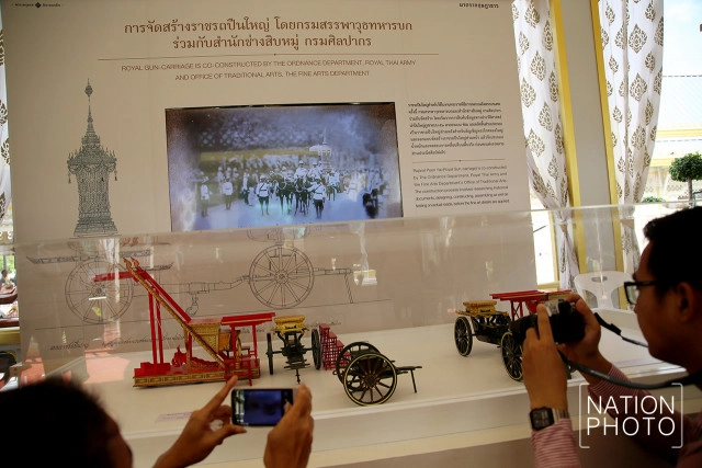 ประชาชนเข้าชมนิทรรศการ งานพระราชพิธีถวายพระเพลิงพระบรมศพ ในหลวง ร.9