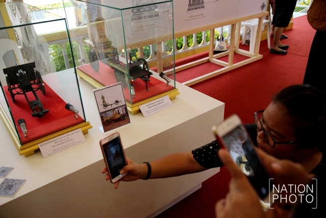 ประชาชนเข้าชมนิทรรศการ งานพระราชพิธีถวายพระเพลิงพระบรมศพ ในหลวง ร.9