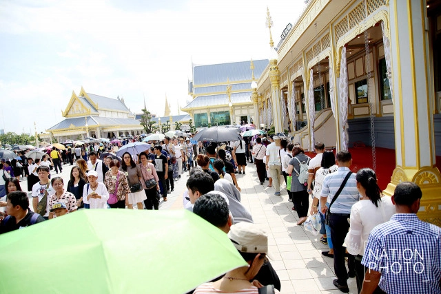 ประชาชนเข้าชมนิทรรศการ งานพระราชพิธีถวายพระเพลิงพระบรมศพ ในหลวง ร.9