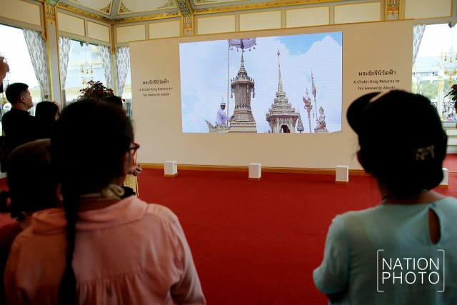 ประชาชนเข้าชมนิทรรศการ งานพระราชพิธีถวายพระเพลิงพระบรมศพ ในหลวง ร.9