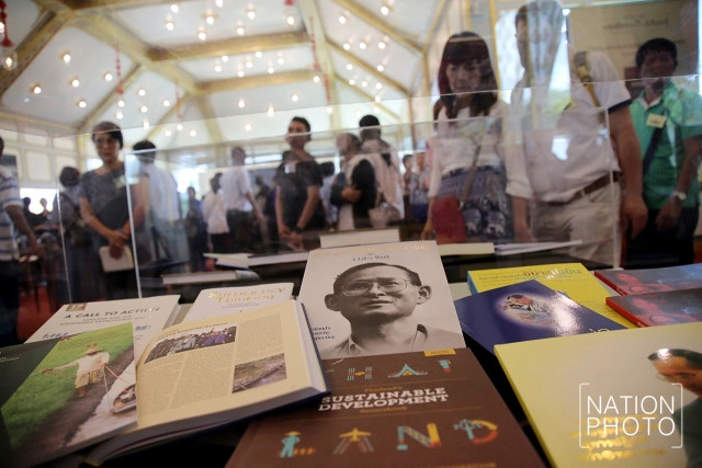 ประชาชนเข้าชมนิทรรศการ งานพระราชพิธีถวายพระเพลิงพระบรมศพ ในหลวง ร.9