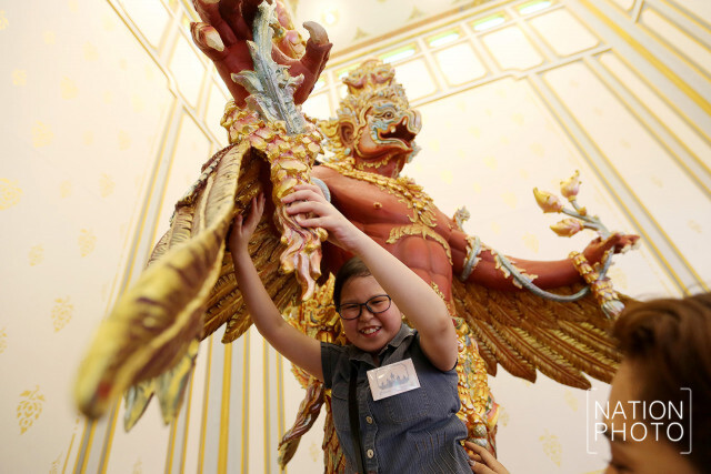 "นำสัมผัสพระเมรุมาศ" เปิดโอกาสให้คนพิการทางสายตาได้เรียนรู้แม้มองไม่เห็น