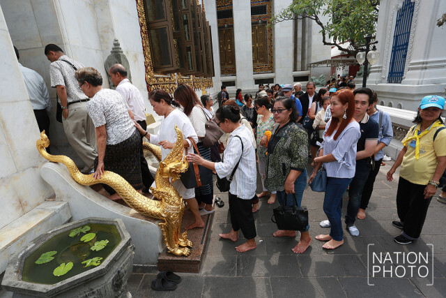 เหมือนทุกวัน... ปชช. แน่น! วัดบวรฯ