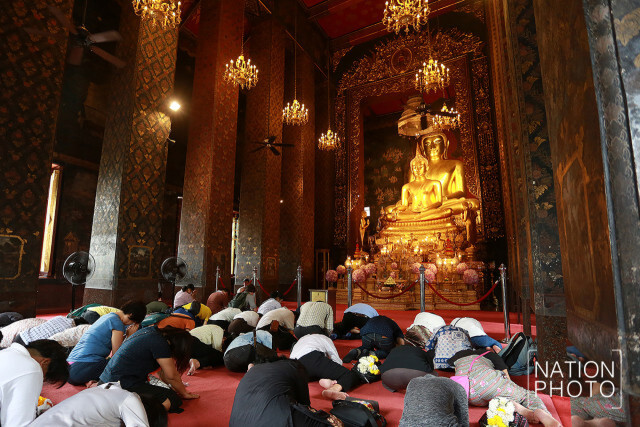 เหมือนทุกวัน... ปชช. แน่น! วัดบวรฯ