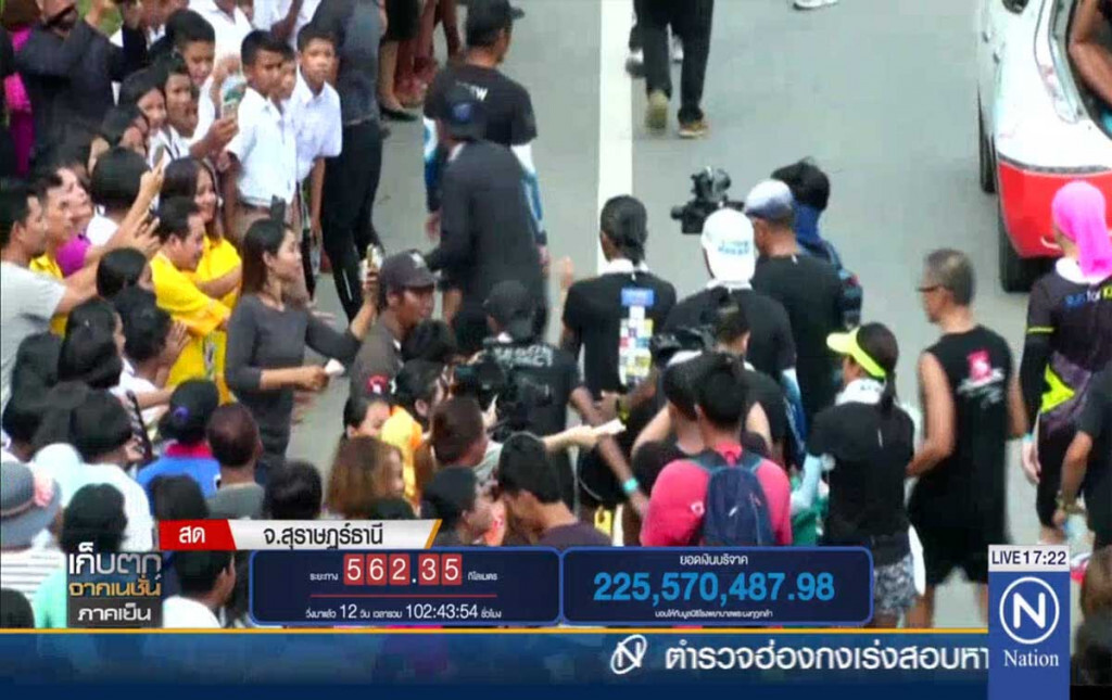 ผอ.รพ.สุราษฎร์ร่วมวิ่งกับ "ตูน บอดี้สแลม" เข้าพื้นที่ ผอ.รพ.สุราษฎร์ร่วมวิ่งกับ "ตูน บอดี้สแลม" เข้าพื้นที่