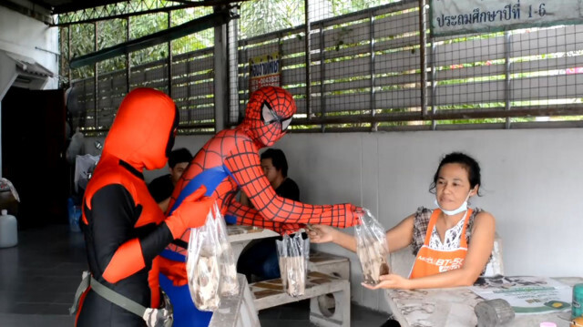 แม่-ลูกไอเดียเด็ด ใส่ชุดซูเปอร์ฮีโร่ขายกล้วยทอด