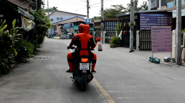 แม่-ลูกไอเดียเด็ด ใส่ชุดซูเปอร์ฮีโร่ขายกล้วยทอด