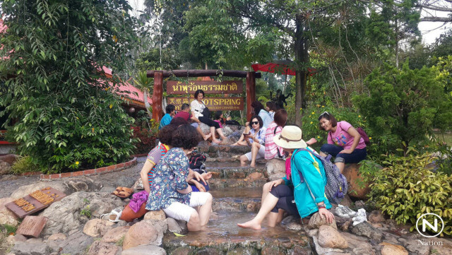 นักท่องเที่ยวจีนแห่แช่เท้า-ต้มไข่น้ำพุร้อนธรรมชาติ เชียงราย