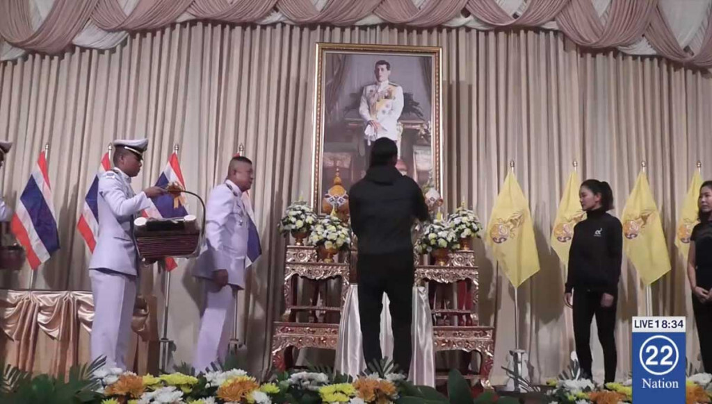 ในหลวง ร.10 พระราชทานสิ่งของให้กำลังใจ "ตูน"