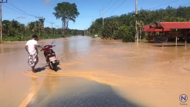 ฝนตกสะสม น้ำท่วมถนน! เส้นระหว่าง อ.กาบัง-ยะลา กับ อ.สะบ้าย้อย-สงขลา