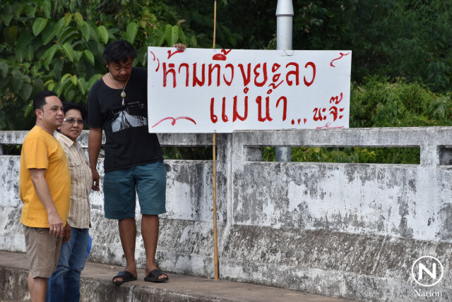 ขึ้นป้ายประณาม! แอบทิ้งขยะลงแม่น้ำน่าน