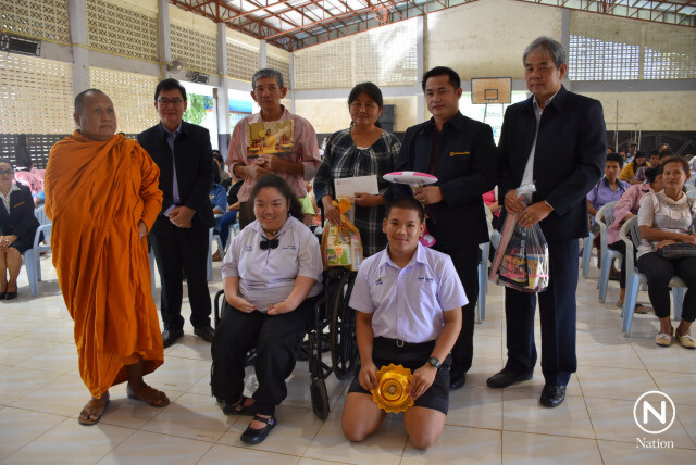 มอบทุนการศึกษานร.หญิงพิการ ใช้เท้าคัดลายมือชนะเลิศระดับประเทศ