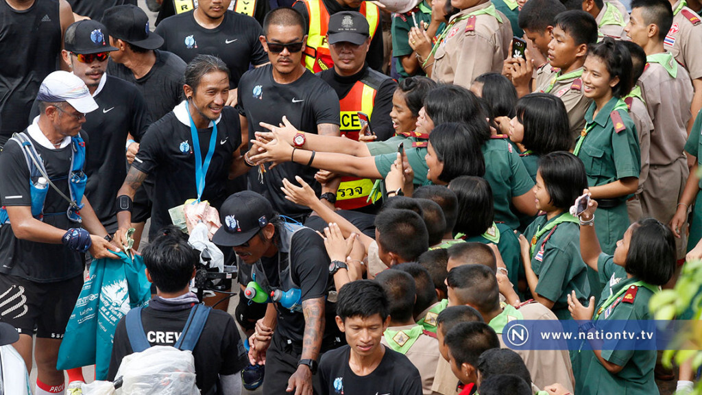 (ภาพ)น่าประทับใจ! ชาวสุราษฎร์ รอต้อนรับให้กำลังใจ "ตูน บอดี้แสลม" ล้นหลาม (ภาพ)น่าประทับใจ! ชาวสุราษฎร์ รอต้อนรับให้กำลังใจ "ตูน บอดี้แสลม" ล้นหลาม
