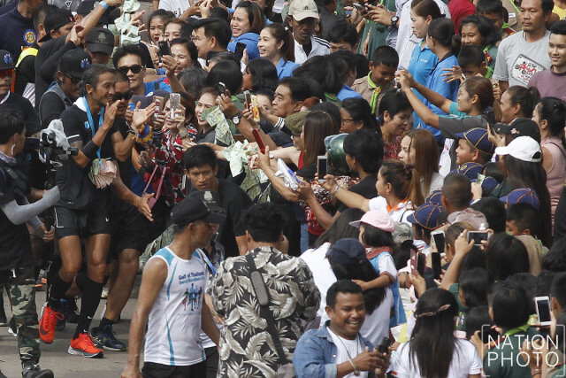 (ภาพ)น่าประทับใจ! ชาวสุราษฎร์ รอต้อนรับให้กำลังใจ "ตูน บอดี้แสลม" ล้นหลาม