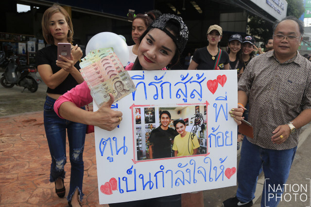 (ภาพ)น่าประทับใจ! ชาวสุราษฎร์ รอต้อนรับให้กำลังใจ "ตูน บอดี้แสลม" ล้นหลาม