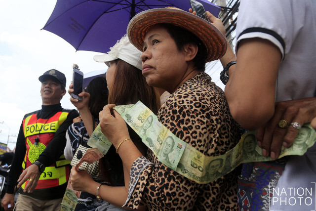 (ภาพ)น่าประทับใจ! ชาวสุราษฎร์ รอต้อนรับให้กำลังใจ "ตูน บอดี้แสลม" ล้นหลาม