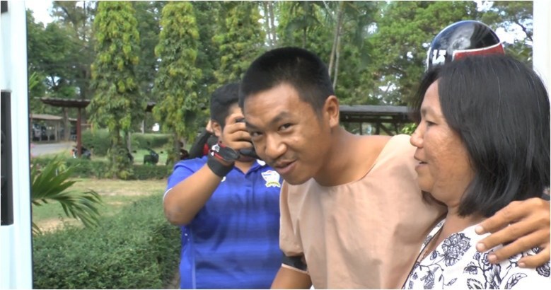 "ไผ่ ดาวดิน" ยิ้มกอดแม่ขึ้นศาลทหาร