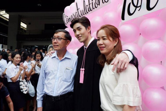 รับปริญญา "ต่อ ธนภพ" พ่อแม่เตรียมของขวัญ แจงมีเซอร์ไพรส์