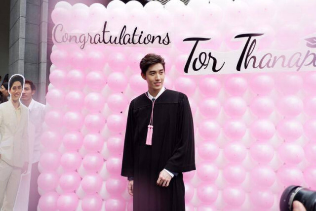 รับปริญญา "ต่อ ธนภพ" พ่อแม่เตรียมของขวัญ แจงมีเซอร์ไพรส์