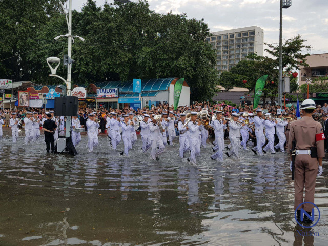โลกโซเชียลวิจารณ์ยับ! ทหารเรือ 40 ประเทศ เดินพาเหรดลุยน้ำเน่าชายหาด