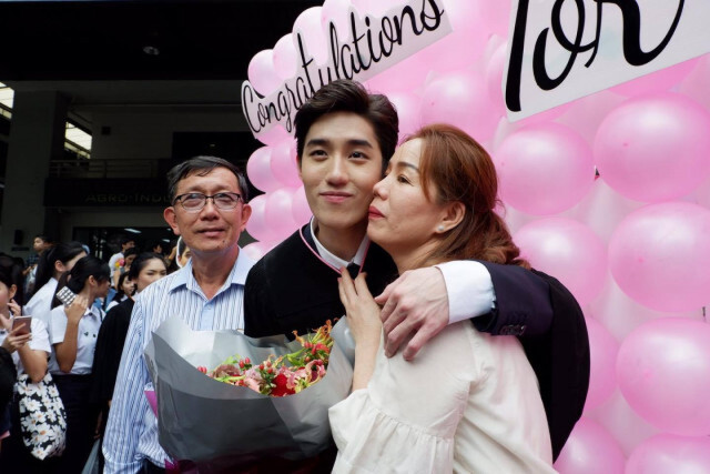 รับปริญญา "ต่อ ธนภพ" พ่อแม่เตรียมของขวัญ แจงมีเซอร์ไพรส์