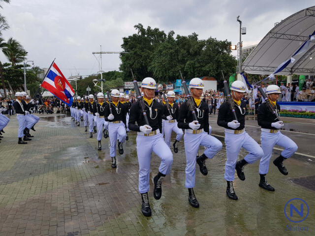 โลกโซเชียลวิจารณ์ยับ! ทหารเรือ 40 ประเทศ เดินพาเหรดลุยน้ำเน่าชายหาด