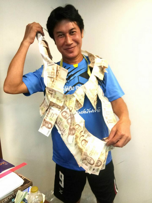 วรเชษฐ์ สไมล์บัฟฟาโล วิ่งรับบริจาคเงินช่วย "ตูน" วันแรกได้เงิน 6 แสนบาท!