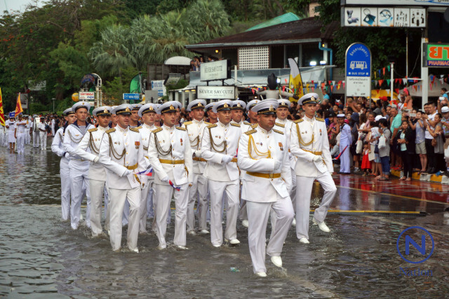 โลกโซเชียลวิจารณ์ยับ! ทหารเรือ 40 ประเทศ เดินพาเหรดลุยน้ำเน่าชายหาด