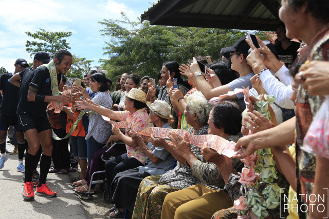 "ตูน" วิ่งเข้าสู่เขตอำเภอเมืองชุมพร