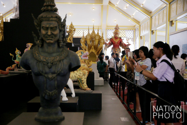 ปชช.เข้าชมนิทรรศการพระเมรุมาศ หนาแน่น!
