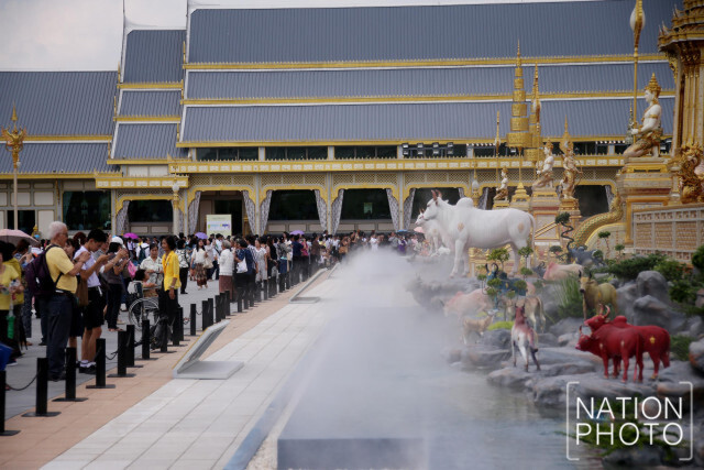 ปชช.เข้าชมนิทรรศการพระเมรุมาศ หนาแน่น!