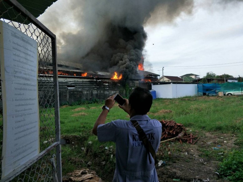 ไฟไหม้! โรงงานเฟอร์นิเจอร์ซอยอ่อนนุช 46