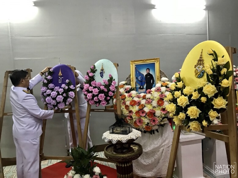 ร.10 พระราชทานพวงมาลาวางหน้าหีบศพตำรวจกล้า